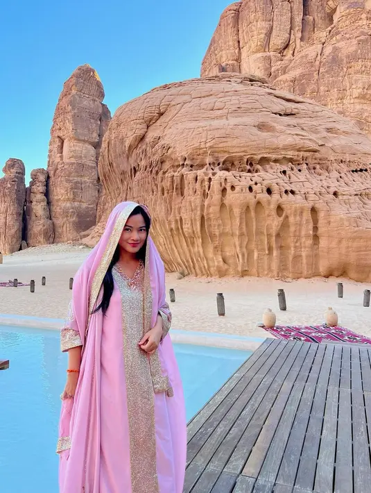 Tampilan feminin yang mahal itu dipadukan dengan kerudung pink dan list bordir gold [@titi_kamall]