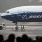 Sebuah pesawat Boeing 777X kembali dari penerbangan perdananya di Boeing Field di Seattle,, Sabtu (25/1/2020). pesawat yang mampu mengangkut lebih dari 400 penumpang ini bakal menjalani serangkaian tes ketat dari regulator penerbangan (FAA) . (Jason Redmond / AFP)