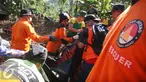 Sejumlah relawan melakukan proses pencarian korban tanah longsor di Desa Caok, Purworejo, Jawa Tengah, Senin (20/6). Proses evakuasi terus dilakukan karena diduga masih ada korban yang belum ditemukan. (Liputan6.com/Boy Harjanto)