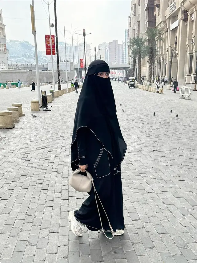 7 Potret Shireen Sungkar dan Teuku Wisnu Jalani Umroh di Akhir 2023, Penuh Syukur