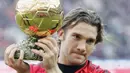 Berkat kegemilangan performanya saat itu Shevchenko mampu menyabet penghargaan pemain terbaik dunia, Ballon d'Or, pada tahun 2004. (Foto: AFP/Paco Serinelli)