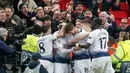 Penyerang Tottenham Hotspur, Fernando Llorente berselebrasi dengan timnya setelah mencetak gol ke gawang Borussia Dortmund pada leg pertama 16 besar Liga Champions di Stadion Wembley, Rabu (13/2). Tottenham Hotspur menang telak 3-0. (AP/Frank Augstein)