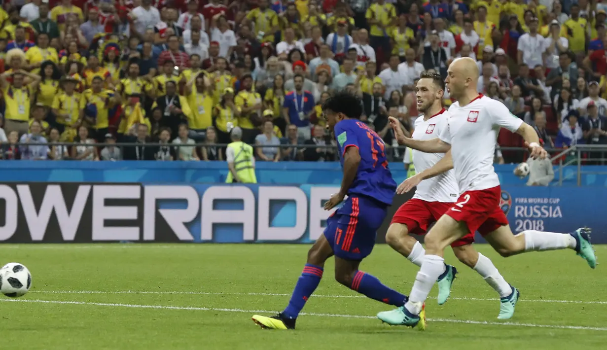 Proses terjadinya gol yang dicetak gelandang Kolombia, Juan Cuadrado, ke gawang Polandia pada laga grup H Piala Dunia di Kazan Arena, Kazan, Minggu (24/6/2018). Kolombia menang 3-0 atas Polandia. (AP/Frank Augstein)