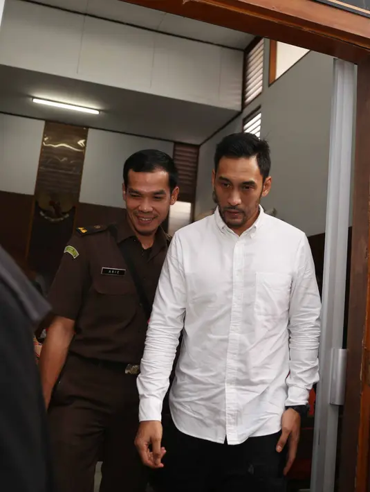 Pada sidang Kamis (8/12) yang beragenda pembelaan, Restu Sinaga menolak penempatan rehabitasi. Ia merasa keberatan dengan tempat yang baru. Alasannya, ditempat sekarang ini, ia merasa sudah cocok, dan mulai hidup sehat. (Nurwahyunan/Bintang.com)