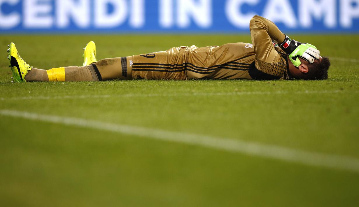 Ekspresi Gianluigi Donnarumma usai gawangnya kebobolan saat mewalan Juventus dalam pertandingan Liga Italia Serie A di stadion Juventus di Turin pada 10 Maret 2017. (AFP Photo/Marco Bertorello)