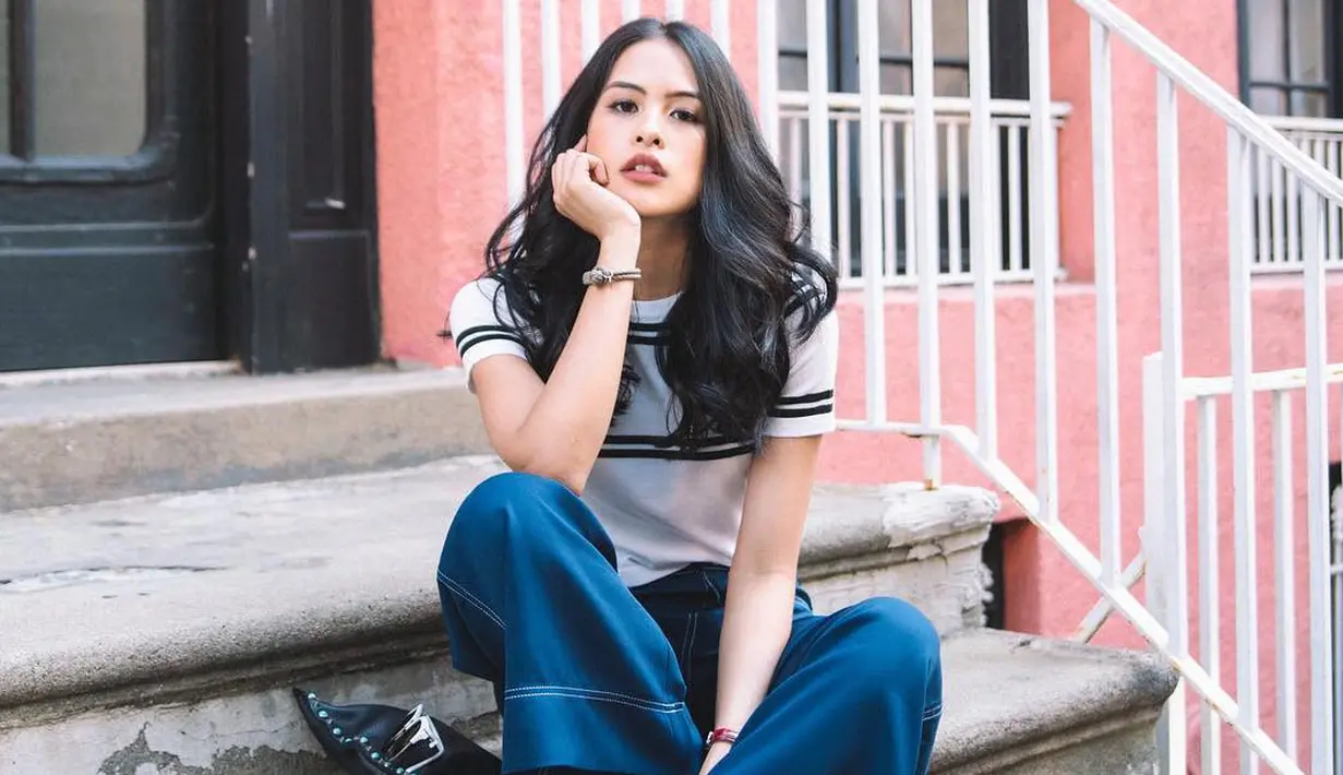 Simple dan elegan, dua kata itu lah yang cocok untuk menggambarkan gaya Maudy Ayunda dalam berbusana. Tampilan kasual yang dikenakannya cocok banget untuk ditiru saat beraktivitas di keseharian. (Instagram/maudyayunda)