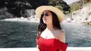 Topi menjadi salah satu fashion item yang tak boleh dilewatkan bagi wanita 25 tahun saat tamasya. Penampilan Nikita Willy dengan topi fedora rajut yang dipadukan dengan dress berwarna merah membuat ia terlihat menawan.(Liputan6.com/IG/@nikitawillyofficial94)