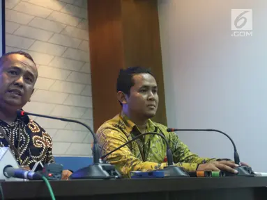 Kepala Perwakilan Ombudsman Jakarta Raya Teguh P Nugroho (kiri) menjelaskan maladministrasi dengan pengabaian kewajiban hukum mengenai pakaian tahanan dan borgol serta penggunaan alat komunikasi yang terjadi pada Idrus Marham kepada wartawan di Jakarta, Rabu (3/7/2019). (Liputan6.com/Angga Yuniar)
