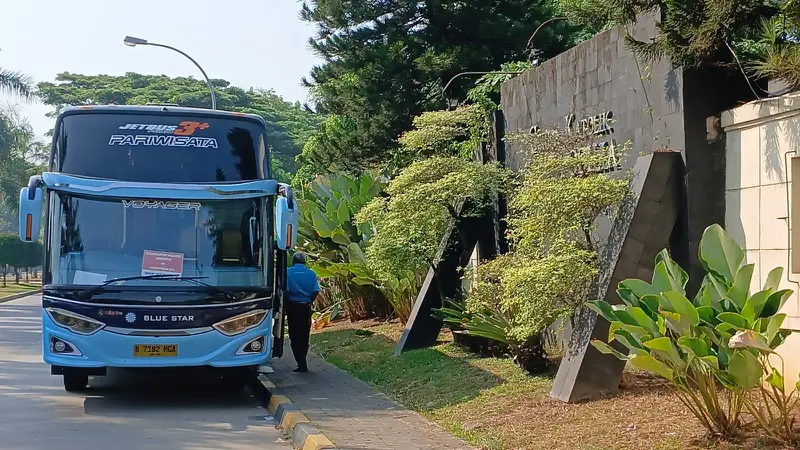 Anggota Polres Kota Tangerang, Banten melakukan pengawalan melekat pada keberangkatan ratusan jemaah gereja menuju GBK Senayan Jakarta untuk mengikuti Misa Paus Fransiskus, Kamis (5/9/2024).