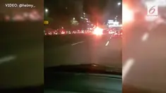 Sebuah mobil terbakar di ruas Tol Cawang menuju Halim.