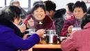 Orang-orang menikmati makanan gratis di kantin untuk warga lanjut usia (lansia) di Desa Yingshan, Kota Quanzhou, Provinsi Fujian, China pada 17 Desember 2020. Kantin tersebut didirikan untuk memberikan makanan gratis kepada warga berusia 60 tahun ke atas yang tinggal sendiri. (Xinhua/Wei Peiquan)