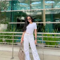 White on white ala Bella Bonita. Kaus putih polos lengan pendek dipadu Bella dengan celana jeans panjang berwarna putih. Foto: Instagram.