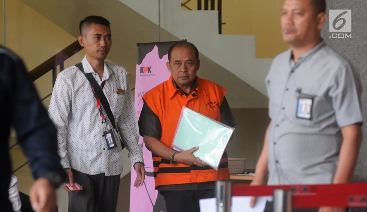 Kepala Dinas Pendidikan Kabupaten Cianjur Cecep Sobandi (tengah) usai menjalani pemeriksaan di Gedung KPK, Jakarta, Selasa (2/4). Cecep Sobandi diperiksa sebagai tersangka terkait dugaan gratifikasi atau suap Dana Alokasi Khusus (DAK) Pendidikan Kabupaten Cianjur TA 2018. (merdeka.com/Dwi Narwoko)