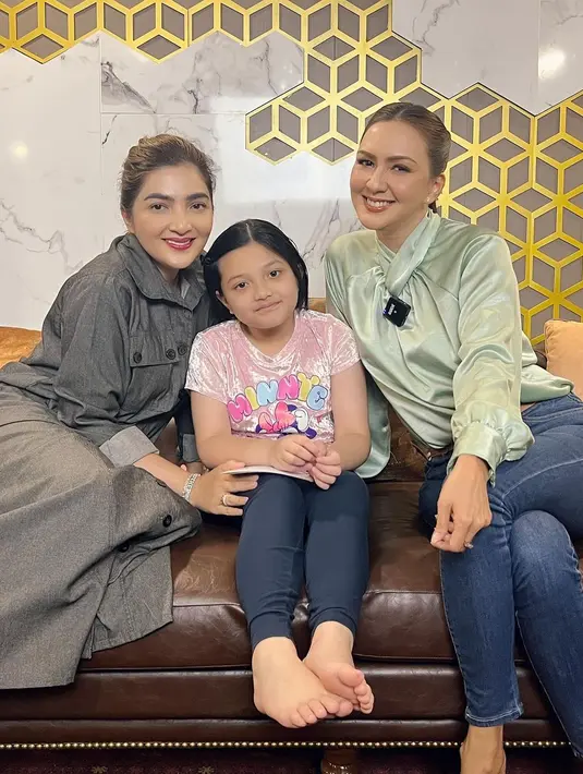 Di foto lainnya, Donna Agnesia tampil dengan atasan satin berwarna hijau sage dan celana jeans. Sedangkan Ashanty tampil sederhana dengan dress abu-abu berkerah dan lengan panjang. [Foto: Instagram/dagnesia]