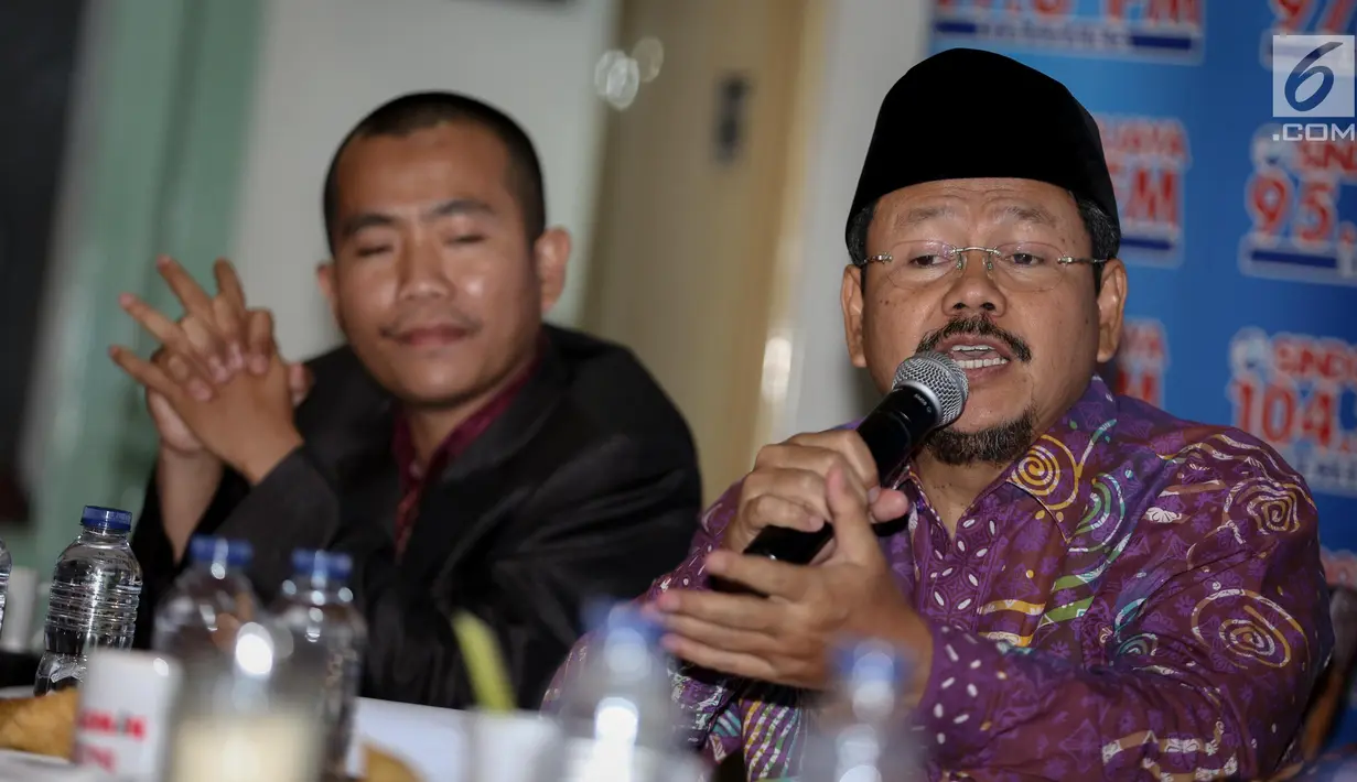 Juru bicara HTI, Ismail Yusanto memberikan pernyataannya saat menghadiri sebagai narasumber dalam diskusi polemik di Jakarta, Sabtu (15/7). Diskusi tersebut bertemakan "Cemas Perppu Ormas". (Liputan6.com/Faizal Fanani)