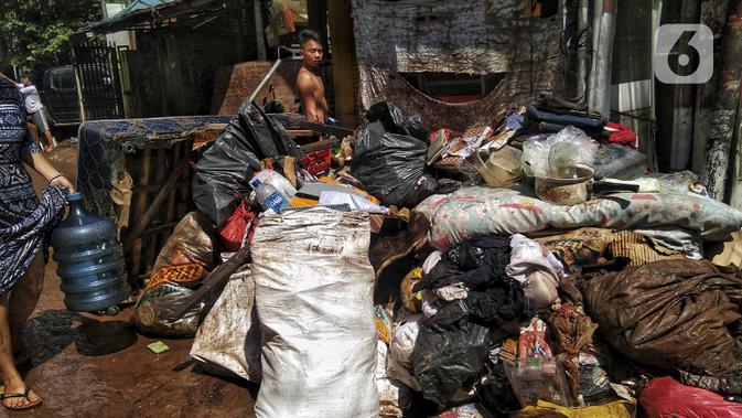 Tumpukan sampah sisa banjir di Kebalen, Jakarta, Minggu (21/2/2021). Banjir yang terjadi kemarin karena curah hujan yang tinggi meninggalkan sampah di rumah warga. (Liputan6.com/Johan Tallo)