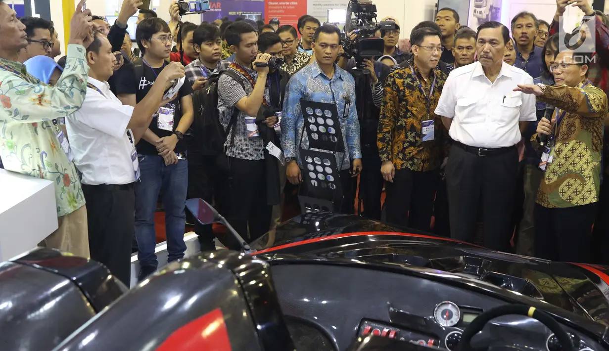 Menteri Koordinator Bidang Kemaritiman, Luhut Binsar Panjaitan (kedua kanan) saat meninjau gelaran Indonesia Electric Motor Show (IEMS) 2019 di Jakarta, Rabu (4/9/2019). IEMS 2019 merupakan pameran khusus kendaraan listrik pertama di Indonesia yang digelar BPPT. (Liputan6.com/Helmi Fithriansyah)