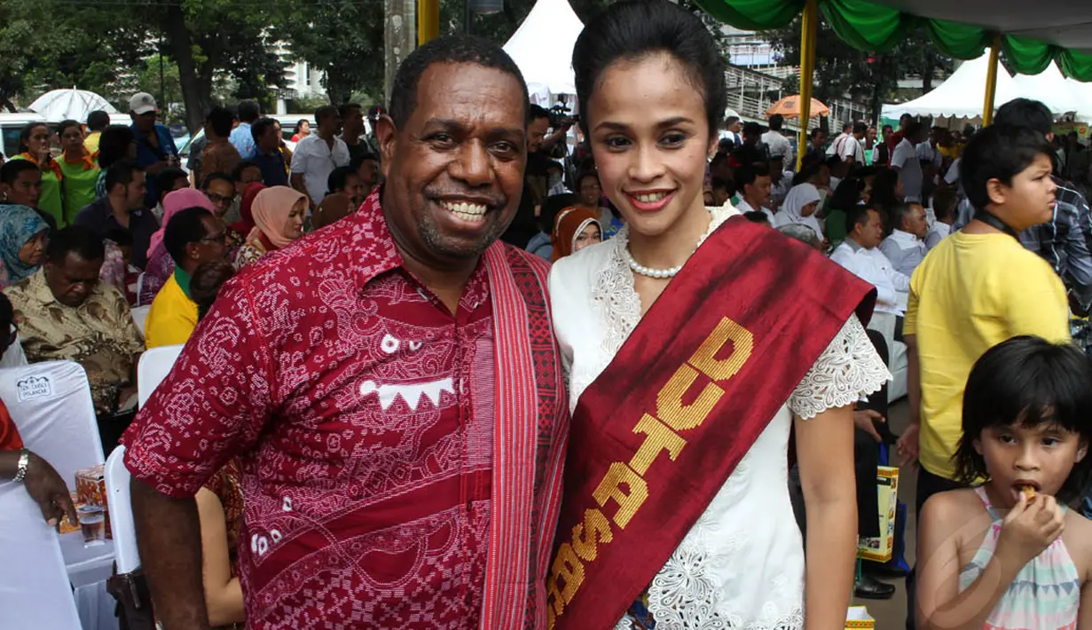 Edo Kondologit ditunjuk sebagai Duta Sagu Papua, sedangkan Melly Manuhutu Duta Sagu Nasional, Festival Pangan Sagu Nusantara di Senayan, Jakarta. (3/5/2014) (Liputan6.com/Gilar Dhani)