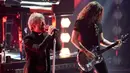 Penampilan Jon dan Phil X Bonjovi di atas panggung iHeartRadio Music Awards di Inglewood, California, (11/3). iHeartRadio Music Awards adalah sebuah penghargaan musik untuk musisi dunia yang lagunya didengar sepanjang tahun. (AFP Photo/Christopher Polk)