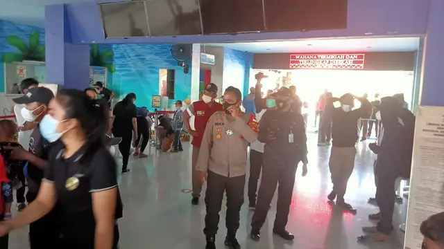 Polisi bubarkan pengunjung wisata wahana air di Kabupaten Bekasi