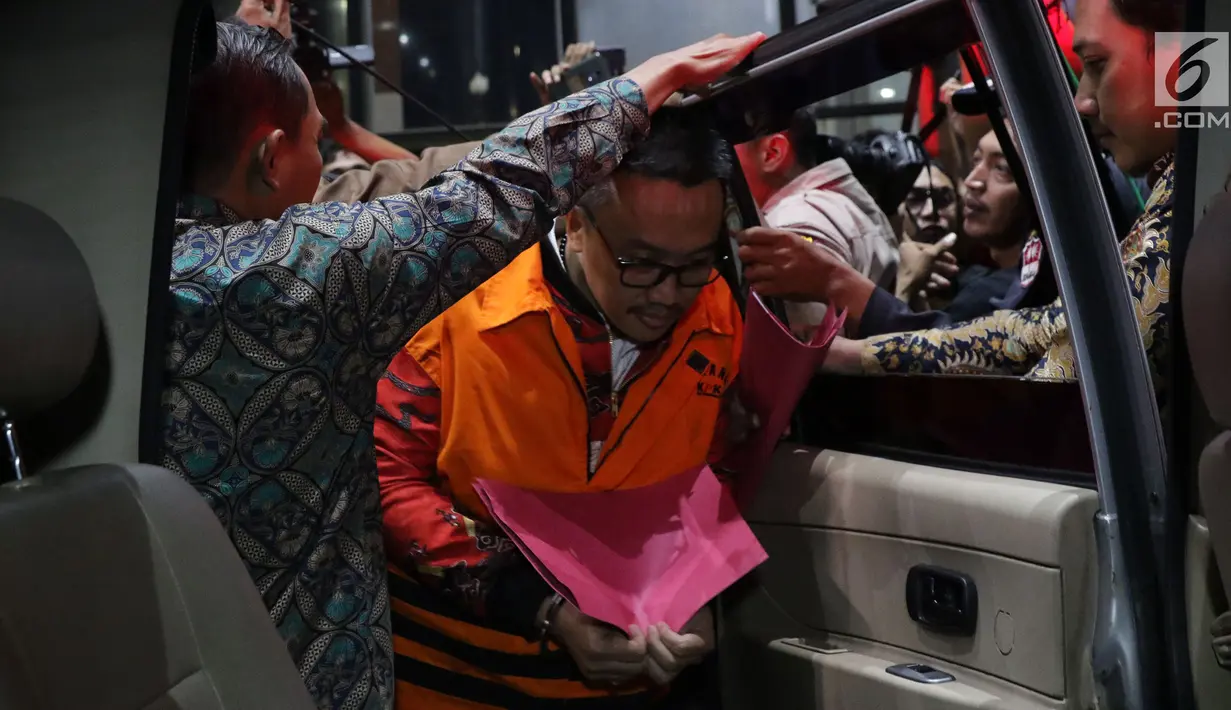 Mantan Menteri Pemuda dan Olahraga Imam Nahrawi menaiki mobil tahanan usai menjalani pemeriksaan di Gedung KPK, Jumat, (27/9/2019). Imam resmi ditahan setelah diperiksa sebagai tersangka dalam kasus dugaan suap dana hibah dari pemerintah terhadap KONI melalui Kemenpora. (merdeka.com/Dwi Narwoko)