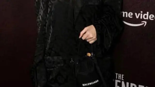 Gaya Edgy Agnez Mo Hadiri Premiere The Tender Bar, Tampil Serba Balenciaga Senilai Rp90 Jutaan