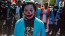 Massa mahasiswa dari BEM Seluruh Indonesia (SI) memakai riasan tokoh Joker dalam unjuk rasa di kawasan Patung Kuda, Jakarta, Senin (21/10/2019). Salah satu tuntutannya adalah meminta Presiden Jokowi menerbitkan Perppu untuk UU KPK yang direvisi. (Liputan6.com/Faizal Fanani)