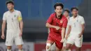 Pemain Laos U-19, Peeter Panthavong (tengah) usai menjebol gawang Thailand U-19 pada laga semifinal Piala AFF U-19 2022 di Stadion Patriot Candrabhaga, Bekasi, Rabu (13/7/2022). (Bola.com/M Iqbal Ichsan)