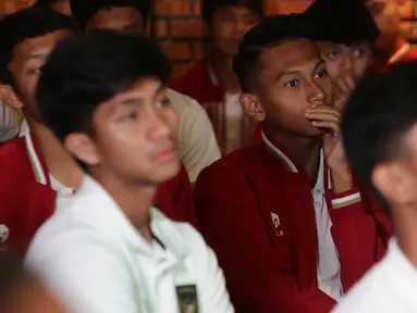 Ekspresi sejumlah pemain timnas Indonesia U-17 saat menyaksikan tayangan acara pengundian pembagian grup Piala Dunia U-17 yang digelar Zurich, Swiss, Jumat (15/9/2023) malam. (Liputan6.com/Helmi Fithriansyah)