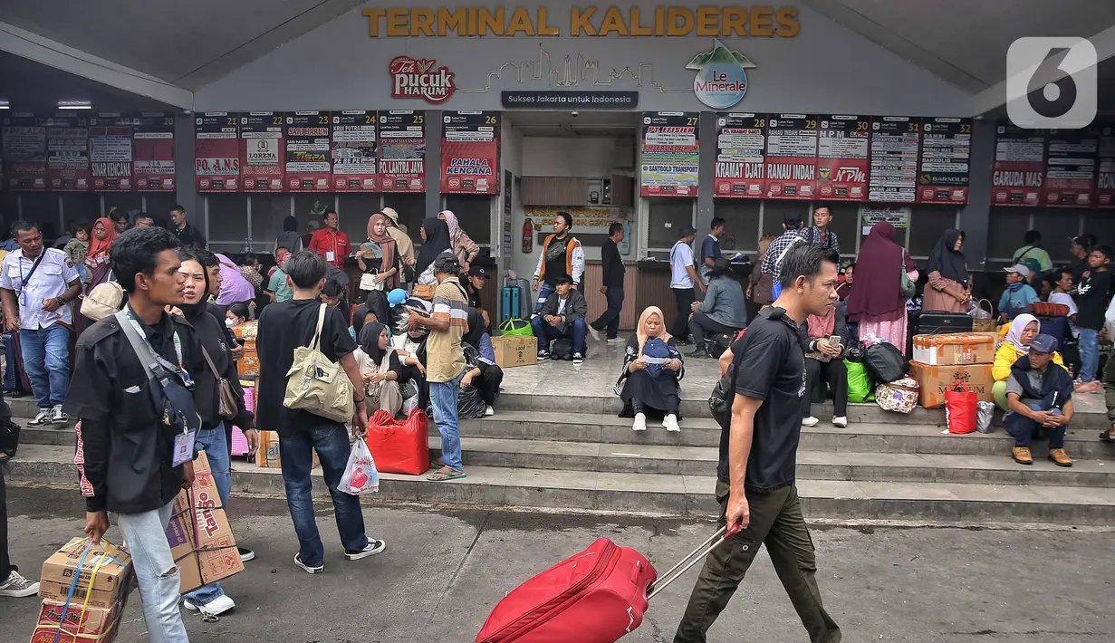 Empat hari jelang Lebaran Idul Fitri 2025, Terminal Kalideres Jakarta Barat mulai diserbu mudik. (Liputan6.com/Angga Yuniar)