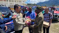 Sekda Provinsi Papua, Ridwan Rumasukun dan Penjabat (Pj.) Bupati Lanny Jaya Petrus Wakerkwa menyerahkan bantuan untuk penanganan dampak hujan es di Distrik Kuyawage.
