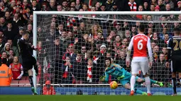 Striker Leicester City, Jamie Vardy, mencetak gol melalui penalti ke gawang Arsenal dalam laga Liga Inggris di Stadion Emirates, London, Minggu (14/2/2016). (AFP/Glyn Kirk)