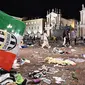 Suporter Juventus meninggalkan lokasi nonton bareng (nobar) final Liga Champions di Turin, Italia, Minggu (4/6). Sebuah ledakan terjadi beberapa saat setelah final Liga Champions antara Juventus vs Real Madrid berakhir. (Alessandro Di Marco/ANSA via AP)