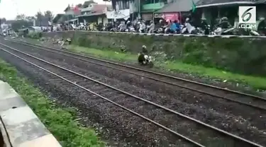 Seorang pemotor di Cimindi, Bandung nekat lintasi rel kereta api demi hindari macet. Beruntung tak ada kereta yang lewat saat kejadian.