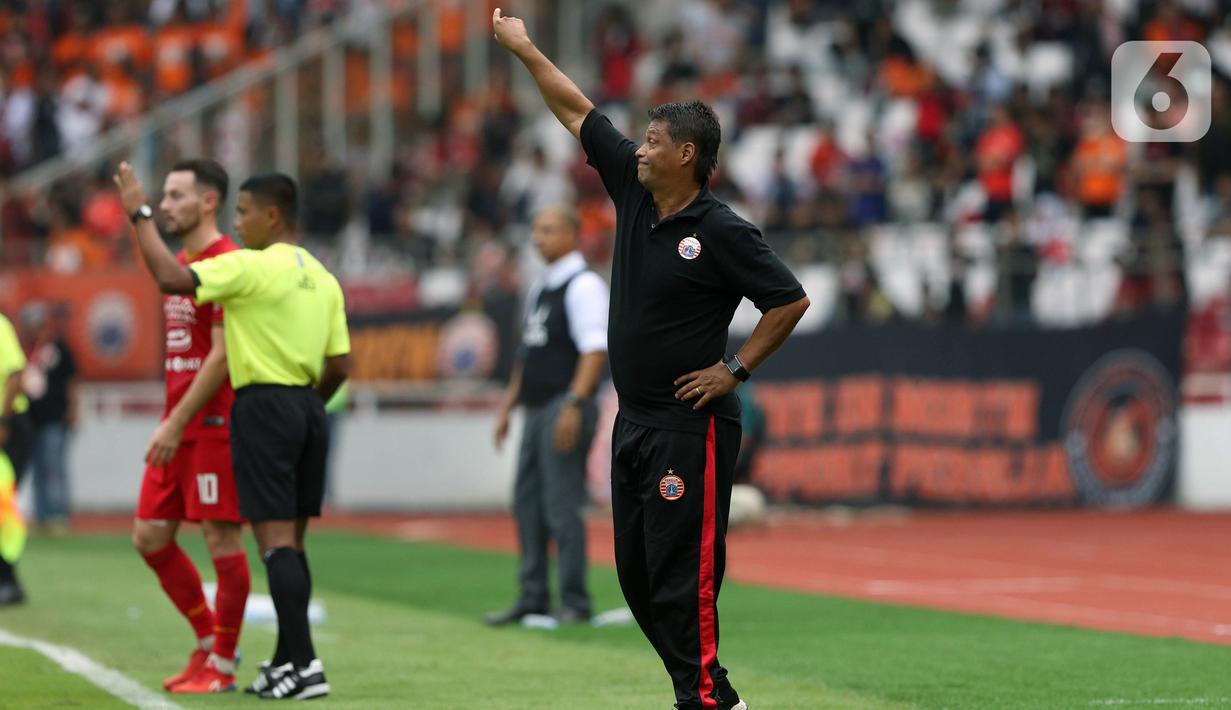 Pelatih Persija, Sergio Ricardo De Paiva Farias (kanan) memberi arahan pada timnya saat melawan Borneo FC pada laga pekan pertama Shopee Liga 1 Indonesia 2020 di Stadion Gelora Bung Karno, Jakarta, Minggu (1/3/2020). Persija unggul 3-2. (Liputan6.com/Helmi Fithriansyah)