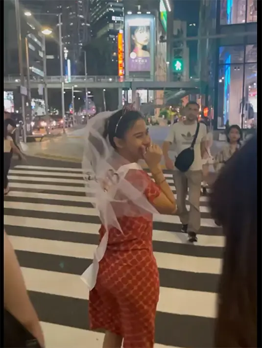 Calon pengantin jalan-jalan menikmati malam di kota Tokyo Jepang. Kebahagiaan begitu menyelimuti mengikuti permintaan sahabat. [Instagram/fitaanggriani]