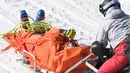 Atlet ski asal Kanada, Christopher Delbosco saat dievakuasi setelah mengalami cedera saat perlombaan ski 1/8 akhir pertandingan selama Olimpiade Musim Dingin Pyeongchang 2018 di Phoenix Park di Pyeongchang  (21/2). (AFP Photo/Loic Venance)