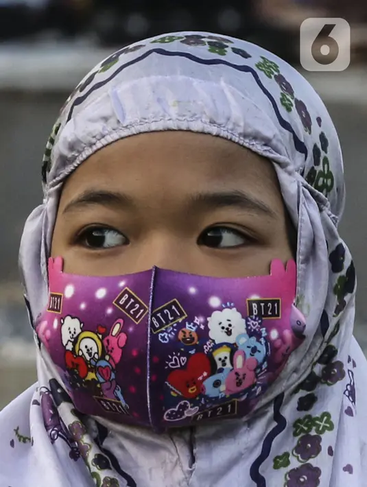 Seorang anak mengenakan masker saat mengikuti salat Idul Adha 1441 H di Masjid Al-Azhar, Jakarta, Jumat (31/7/2020). Pelaksanaan salat Id dilakukan secara berjemaah di masjid atau lapangan dengan menerapkan protokol kesehatan, seperti mengenakan masker dan menjaga jarak. (Liputan6.com/Johan Tallo)