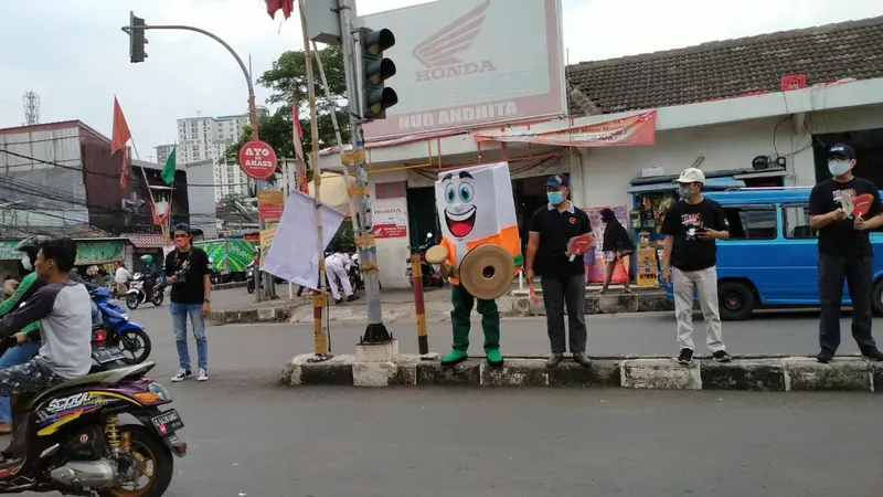 Petugas KPUD melakukan sosialisasi pilkada di berbagai titik di Kota Depok.