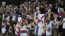 Dukungan suporter Kepulauan Faroe untuk timnya saat melawan Portugal pada laga Grup B Kualifikasi Piala Dunia 2018 di Bessa Stadium, Porto, (31/8/2017). Portugal menang 5-1. (AP/Paulo Duarte)