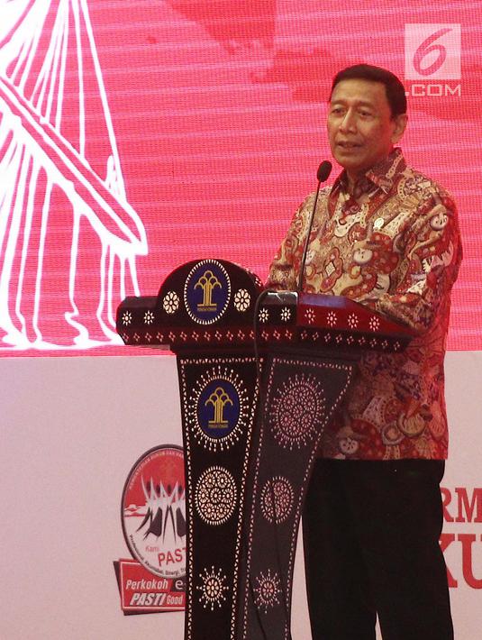 Menko Polhukam Wiranto memberi sambutan saat pelantikan Pengurus Pusat Ikatan Sarjana Hukum Indonesia (ISHI) di Kemenkumham, Jakarta, Senin (30/7). Acara ini dalam rangka Pengukuhan PP ISHI 2018-2023. (Liputan6.com/Herman Zakharia)