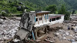 Tim penyelamat Pakistan terus berupaya mencari korban selamat dari banjir bandang yang menghantam distrik Buner, provinsi Khyber Pakhtunkhwa, pada 17 Agustus 2025. (Abdul MAJEED/AFP)