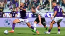 Usai waktu turun minum, kedua tim saling melancarkan serangan untuk mencetak gol. Namun, kali ini Fiorentina bermain lebih agresif daripada Juventus. (AFP/Vincenzo Pinto)