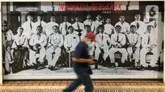 Petugas berjalan melewati karya dalam Pameran Fotografi dan Grafis bertajuk “Indonesia Bergerak: 1900-1942“ di Galeri Foto Jurnalistik Antara, Pasar Baru, Jakarta, Selasa (8/9/2020). Pameran tersebut memperlihatkan rekam jejak intelektual semasa pergerakan nasional. (Liputan6.com/Immanuel Antonius)