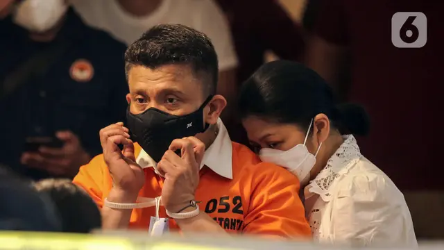 Pelukan Erat Ferdy Sambo kepada Putri Candrawathi Saat Rekonstruksi Pembunuhan Brigadir J