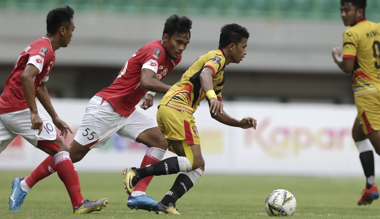 Gelandang Mitra Kukar, Rifan Nahumarury, berusaha melewati bek Semen Padang, Muhammad Rifqi, pada laga Piala Presiden 2019 di Stadion Patriot, Bekasi, Kamis (14/3). Padang menang 2-0 atas Mitra. (Bola.com/Yoppy Renato)