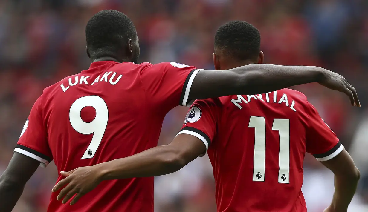Striker Manchester United, Anthony Martial, bersama Romelu Lukaku merayakan gol ke gawang West Ham pada laga Premier League di Stadion Old Trafford, Manchester, Minggu (13/8/2017). Manchester United menang 4-0 atas West Ham. (AP/Dave Thompson)