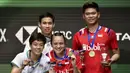 Pasangan Indonesia, Praveen Jordan/Melati Daeva Oktavianti melakukan selebrasi usai meraih juara All England 2020 dengan mengalahkan wakil Thailand Dechapol Puavaranukroh/Sapsiree Taerattanachai di Birmingham Arena, Minggu (15/3/2020). (AP/Rui Vieira)