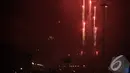 Kembang api meluncur dan menghiasi langit Jakarta di kawasan Monas, Kamis (1/1/2015). (Liputan6.com/Faizal Fanani)