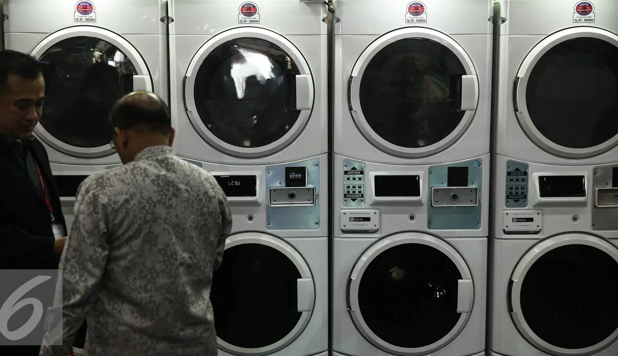  Pengunjung melihat mesin Laundry saat pameran di Expo Clean & Expo Laundry di Jakarta, Kamis (6/4). Pameran tersebut diselenggarakan pada 7-9 April 2016 dan menampilkan 300 exhibitor dari dunia kebersihan dan laundry. (Liputan6.com/Faizal Fanani)